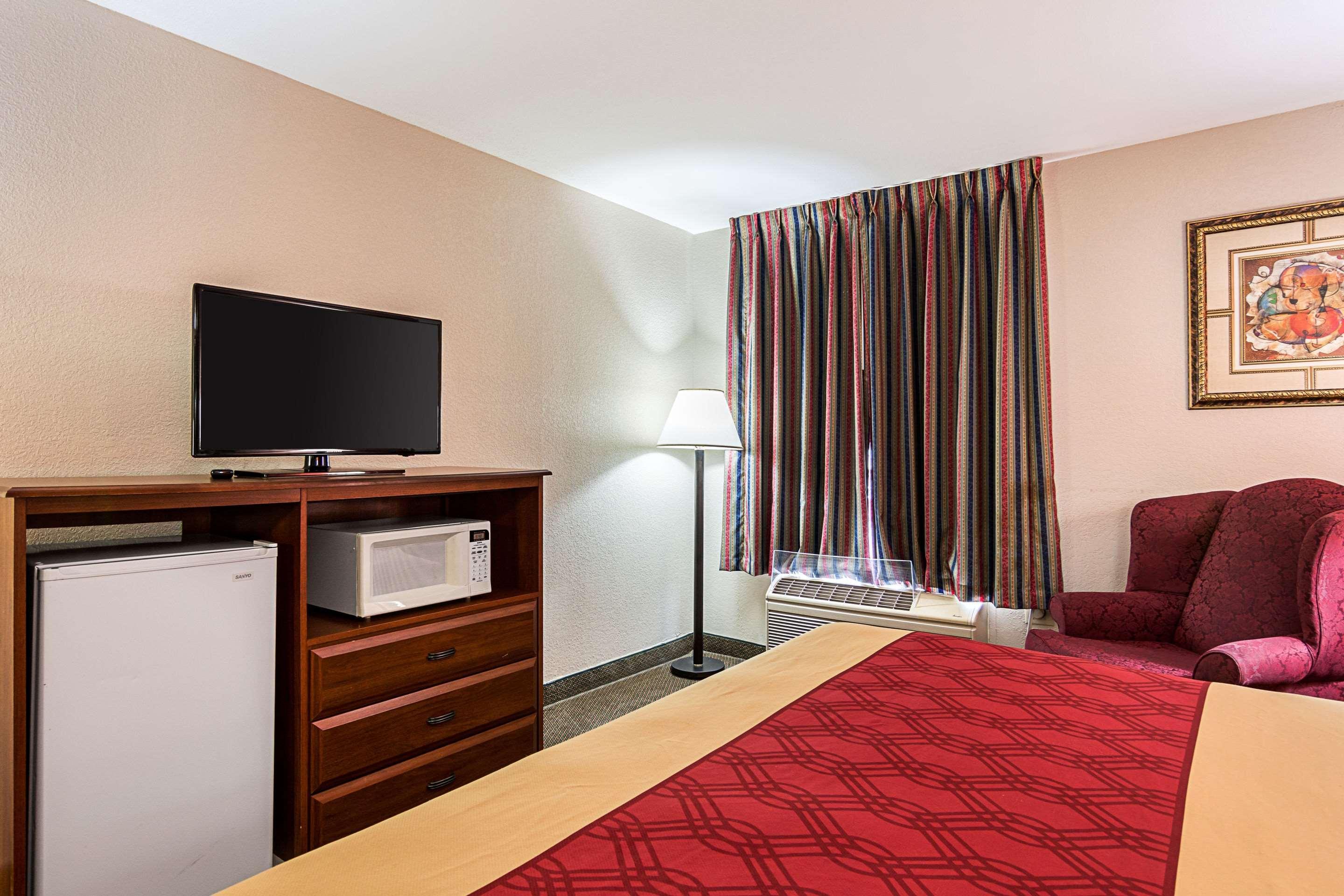 Econo Lodge Andrews Afb Clinton Exterior photo